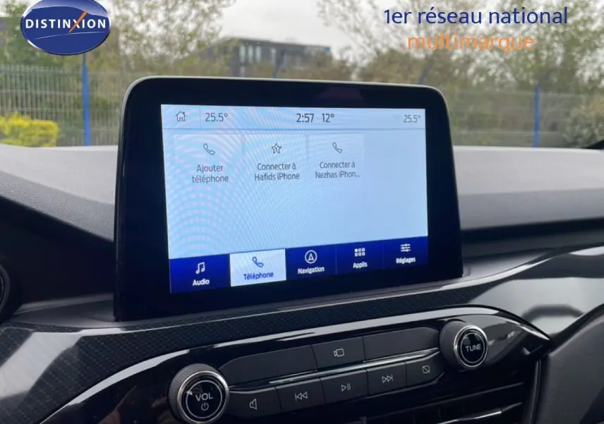 Écran tactile central du Ford Kuga 2024 ST-LINE en intérieur, avec commandes audio et navigation visibles.