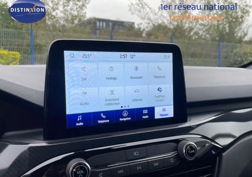 Écran tactile central du tableau de bord du Ford Kuga 2024, affichant les réglages multimédia et connectivité.