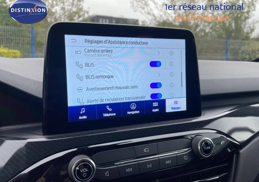 Écran central tactile du Ford Kuga 2024 montrant les réglages d’assistance conducteur dans un intérieur noir.