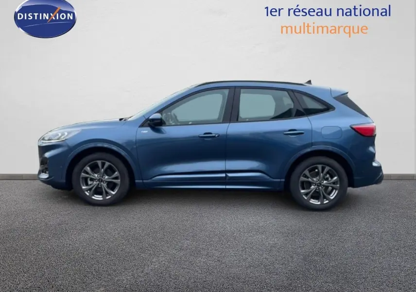 Ford Kuga 2024 bleu vapor metal en profil gauche, SUV compact avec jantes alliage et lignes dynamiques.