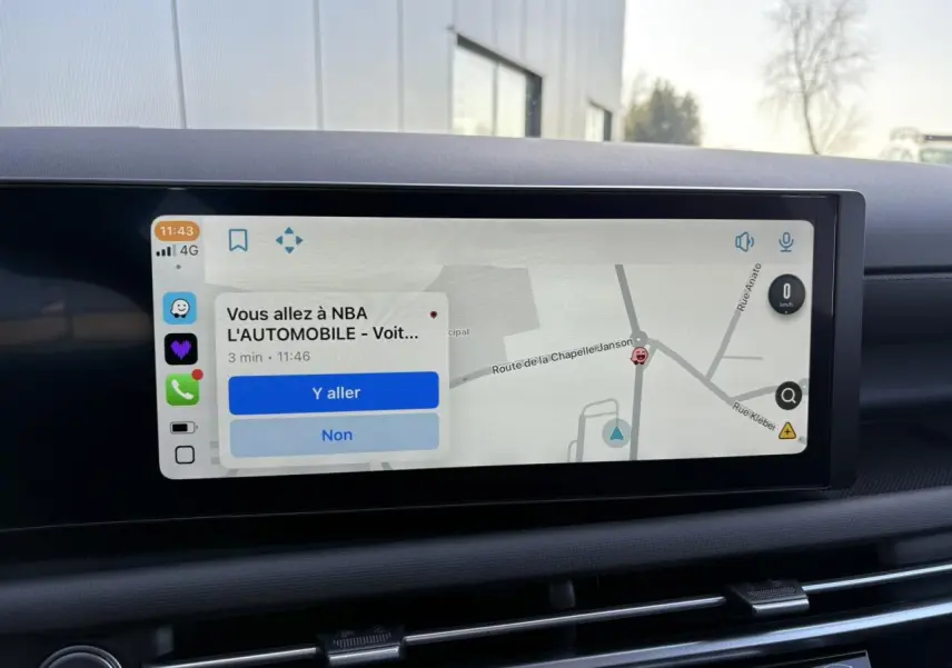 Écran tactile du système multimédia du Hyundai Tucson 2025 affichant une navigation GPS avec options de trajet.