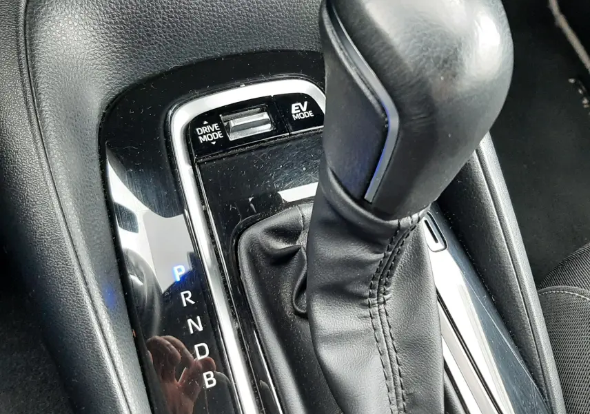 Le levier de vitesses automatique noir de la Toyota Corolla 122 CH DYNAMIC 2022, avec sélecteur Drive Mode et EV Mode visible.