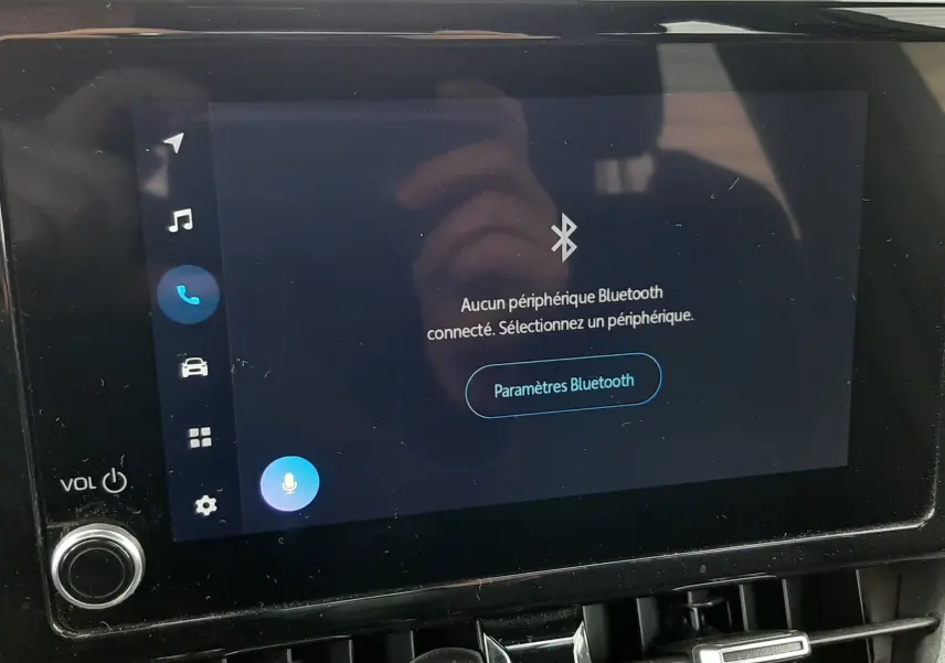 Écran tactile central affichant le menu Bluetooth dans l'habitacle d'une Toyota Corolla blanche 2022.