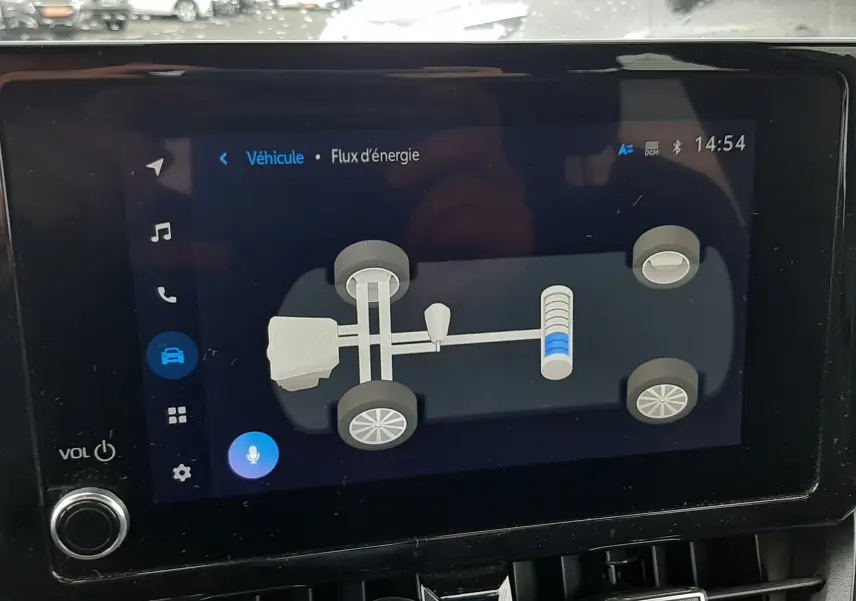Écran tactile intérieur montrant le flux d'énergie hybride de la Toyota Corolla 122 CH Dynamic de 2022.