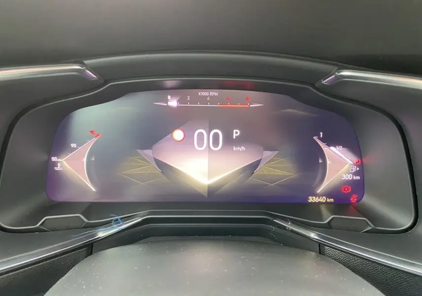 Tableau de bord numérique du DS7 2024 en vue frontale, affichant vitesse, régime moteur et jauges couleur sombre.