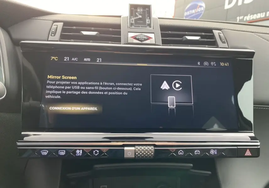 Tableau de bord du DS7 Bleu Eclipse 2024, vue frontale centrée sur l'écran tactile et la montre BRM intégrée.