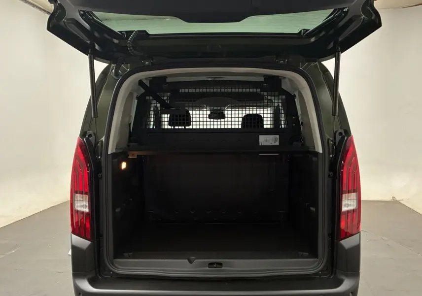 Vue arrière du Peugeot Rifter Sirkka Green 2026 avec hayon ouvert et cloison de séparation visible dans le coffre.