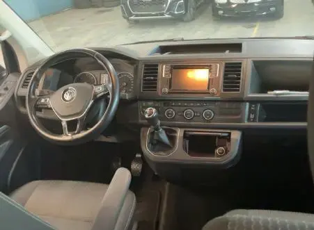 Gros plan sur la roue arrière droite noire du Volkswagen Multivan T6 PH.1 avec jante argentée et logo VW au centre.