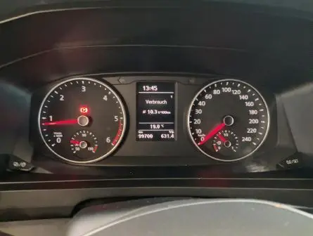 Gros plan sur la roue avant gauche d’un Volkswagen Multivan noir T6 PH.1, soulignant la jante alliage et la carrosserie brillante.