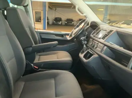 Gros plan sur la roue avant gauche d’un Volkswagen Multivan noir T6 PH.1 avec jante alliage argentée.