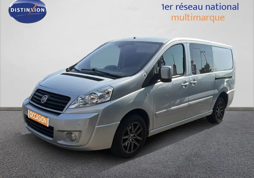 Fiat Scudo Fourgon gris métal vu en 3/4 avant droit, avec jantes alliage noires et vitres teintées.