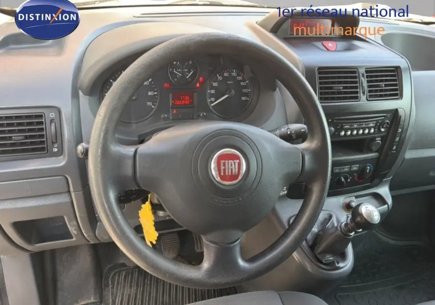 Vue intérieure centrée sur le volant et tableau de bord du Fiat Scudo Fourgon gris métal avec boîte manuelle.