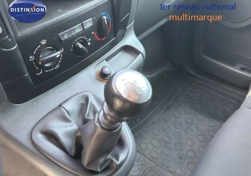 Gros plan sur la commande de boîte manuelle et la console centrale intérieure du FIAT Scudo Fourgon gris métal de 2016.
