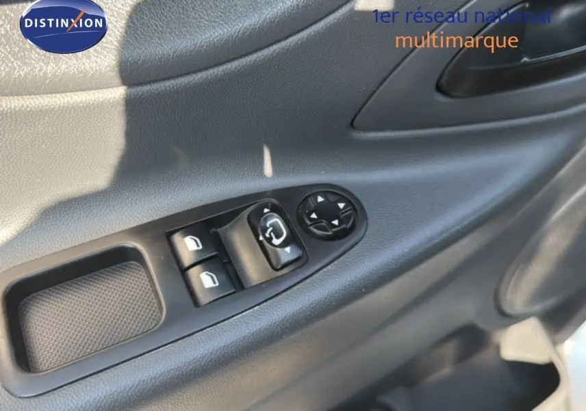 Gros plan sur la commande des vitres électriques et réglage des rétroviseurs côté conducteur du FIAT Scudo Fourgon gris métal.