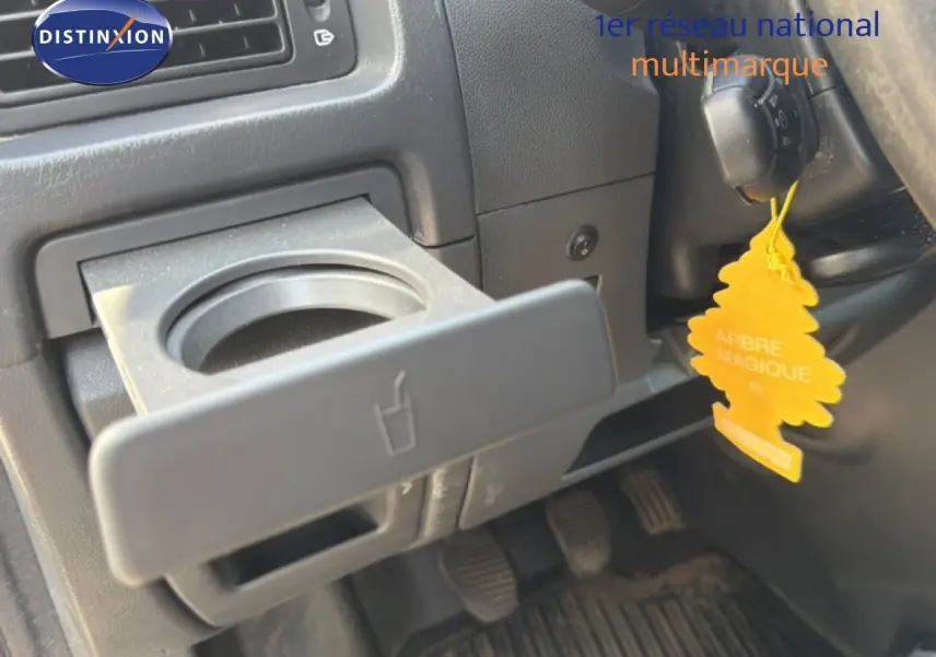 Détail intérieur du porte-gobelet déployé côté gauche du tableau de bord du Fiat Scudo Fourgon gris métal 2016.