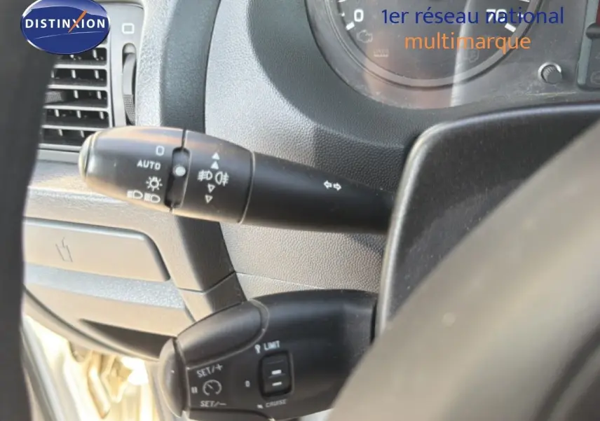 Gros plan sur les commandes de clignotants et régulateur de vitesse du tableau de bord du Fiat Scudo Fourgon gris métal.