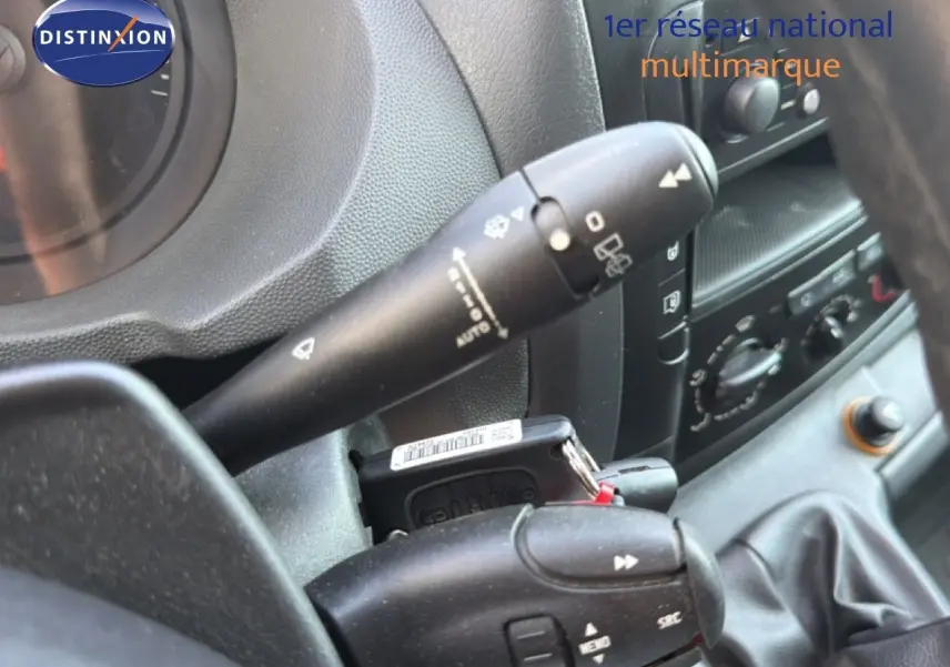 Détail intérieur du tableau de bord du Fiat Scudo Fourgon 2016, avec commandes au volant et leviers noirs.
