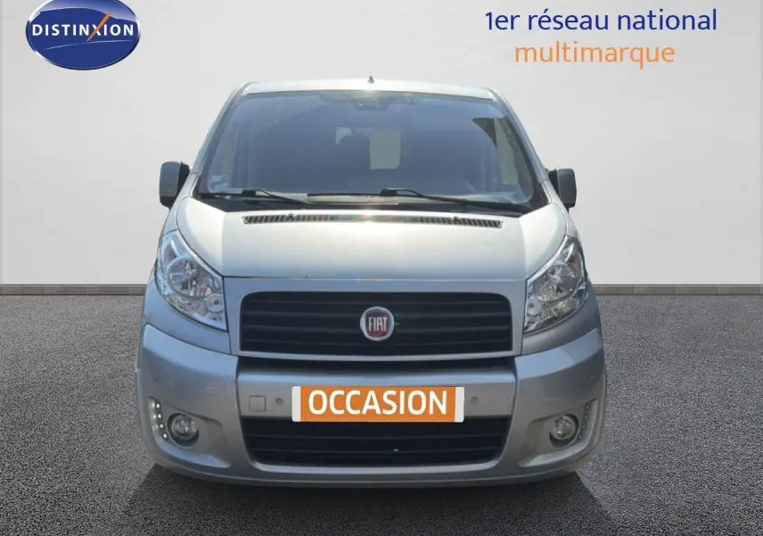Vue frontale d'un FIAT Scudo Fourgon gris métal de 2016 avec logo FIAT et plaque "OCCASION" visible.
