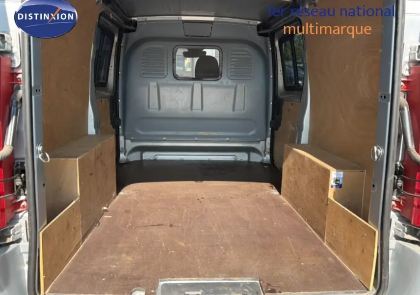 Vue arrière intérieure du FIAT Scudo Fourgon gris métal 2016, montrant l'espace de chargement avec revêtement bois.