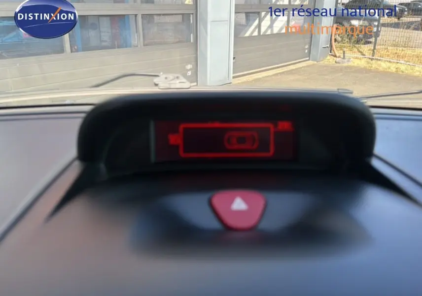 Vue intérieure du tableau de bord du Fiat Scudo Fourgon 2016, avec affichage numérique rouge et bouton de signalisation.