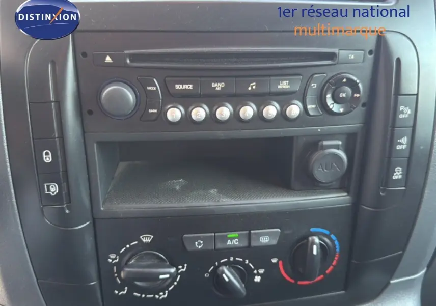 Vue rapprochée du tableau de bord du Fiat Scudo Fourgon gris métal, montrant la console centrale avec commandes audio et climatisation.