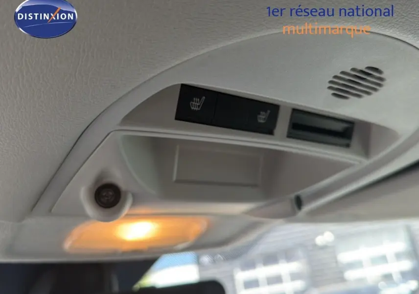 Vue intérieure en gros plan du plafonnier avec commandes de sièges chauffants du FIAT Scudo Fourgon gris métal 2016.