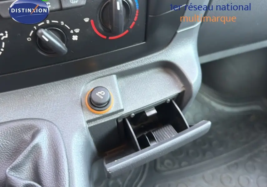 Détail intérieur du tableau de bord du Fiat Scudo Fourgon gris métal, avec commande de chauffage et cendrier ouvert.