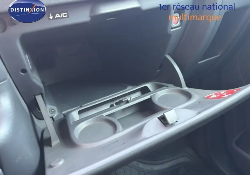 Intérieur du FIAT Scudo Fourgon 2016, vue rapprochée de la boîte à gants ouverte avec porte-gobelets intégrés.