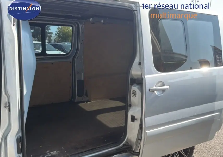 Vue latérale droite d’un FIAT Scudo Fourgon gris métal 2016 avec porte coulissante ouverte montrant l’espace de chargement vide.