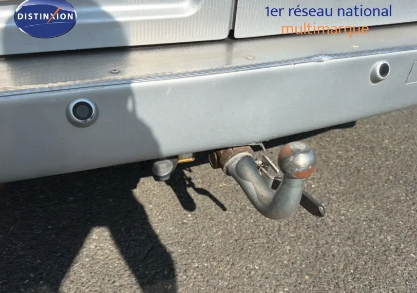 Gros plan sur l'attelage et le pare-chocs arrière gris métallisé du FIAT Scudo Fourgon 2016.