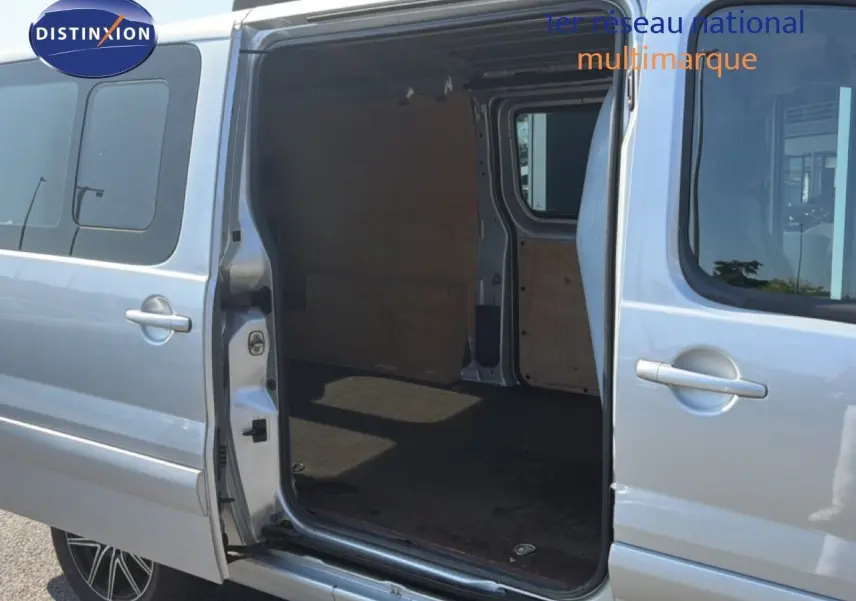 Vue latérale droite d’un FIAT Scudo Fourgon gris métal 2016 avec porte coulissante ouverte montrant l’espace de chargement vide.