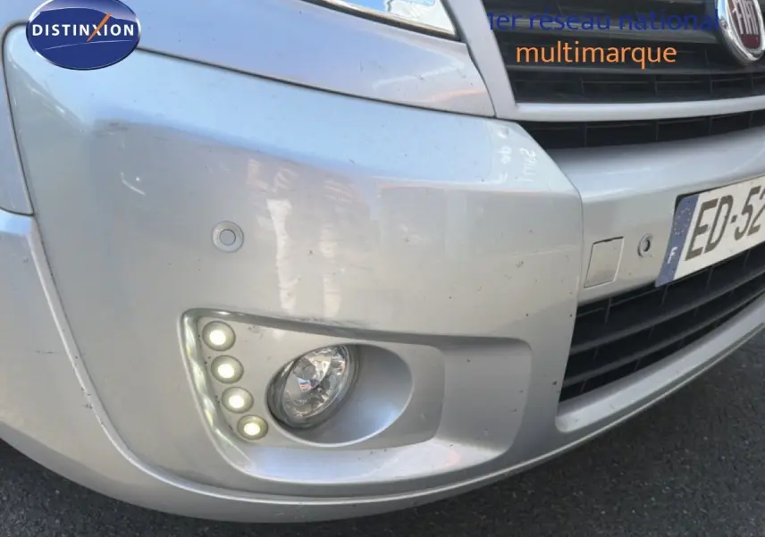 Gros plan sur l'angle avant gauche du FIAT Scudo Fourgon gris métal, avec antibrouillard et feux LED intégrés.