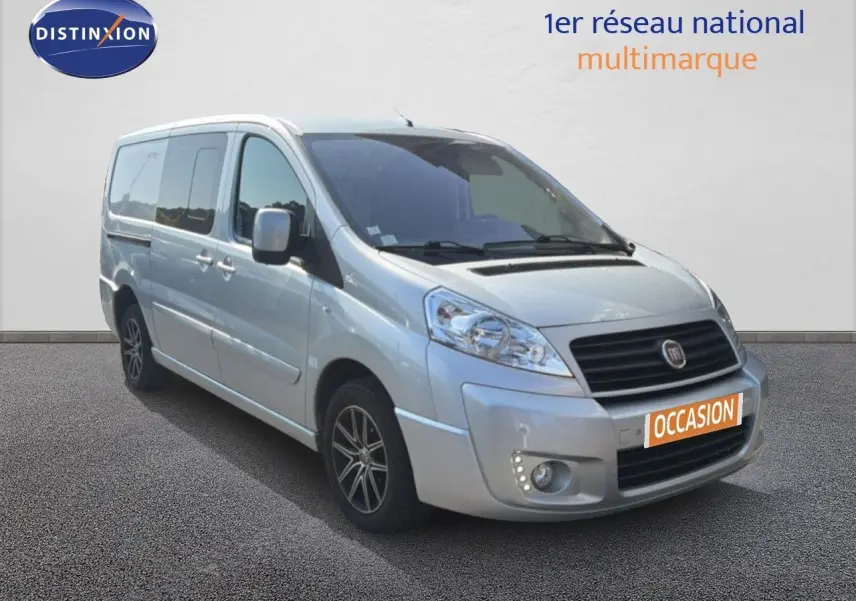 Fiat Scudo Fourgon gris métal en 3/4 avant droit, avec jantes alliage et plaque "OCCASION" visible.
