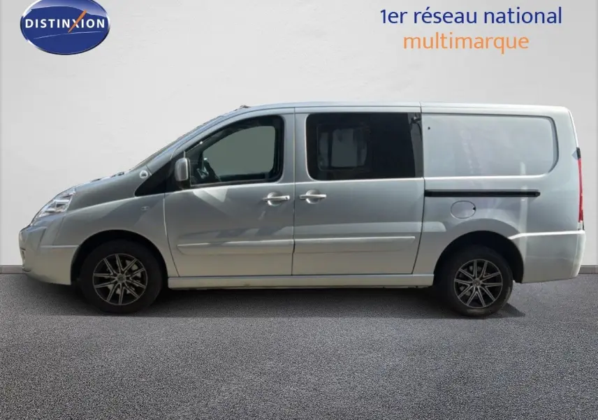 Profil droit du FIAT Scudo Fourgon gris métal de 2016, avec fenêtres teintées et jantes alliage noires.