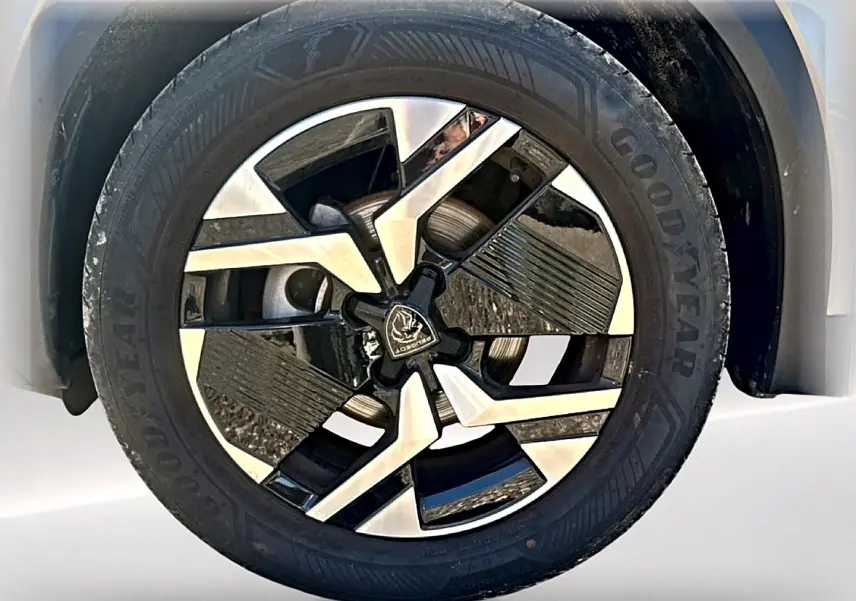 Gros plan sur la jante alu bicolore du Peugeot 2008 gris artense, mettant en valeur le design moderne et le pneu Goodyear.