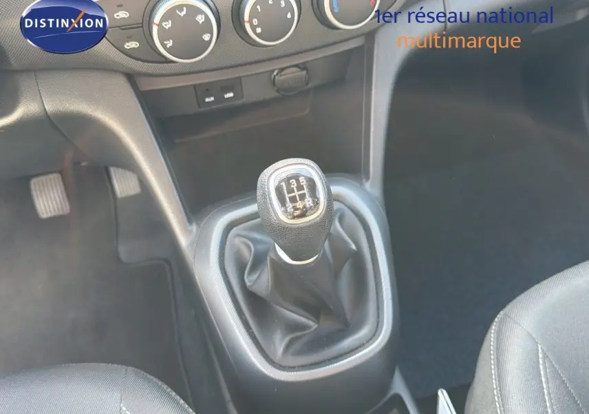 Le levier de vitesses manuel noir de la Hyundai i10 blanche 2018 vu en gros plan intérieur central.