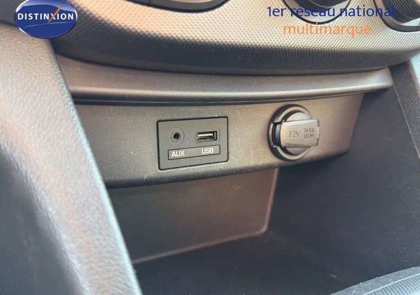 Prise USB et AUX avec prise 12V visible dans l'habitacle de la Hyundai i10 blanche, version 1.0 66 Intuitive.