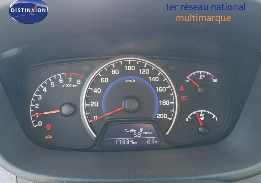 Tableau de bord de Hyundai i10 blanche 2018, affichant compte-tours, vitesse, température et jauge carburant.