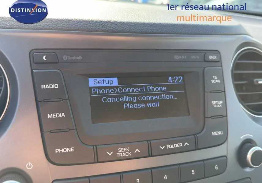 Gros plan sur l'autoradio central d'une Hyundai i10 blanche 2018, affichant un menu de connexion Bluetooth.