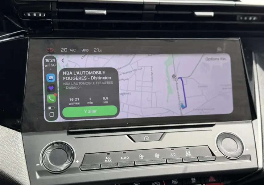 Écran tactile central 10'' du Peugeot 308 gris Artense, affichant la navigation avec commandes climatisation en dessous.