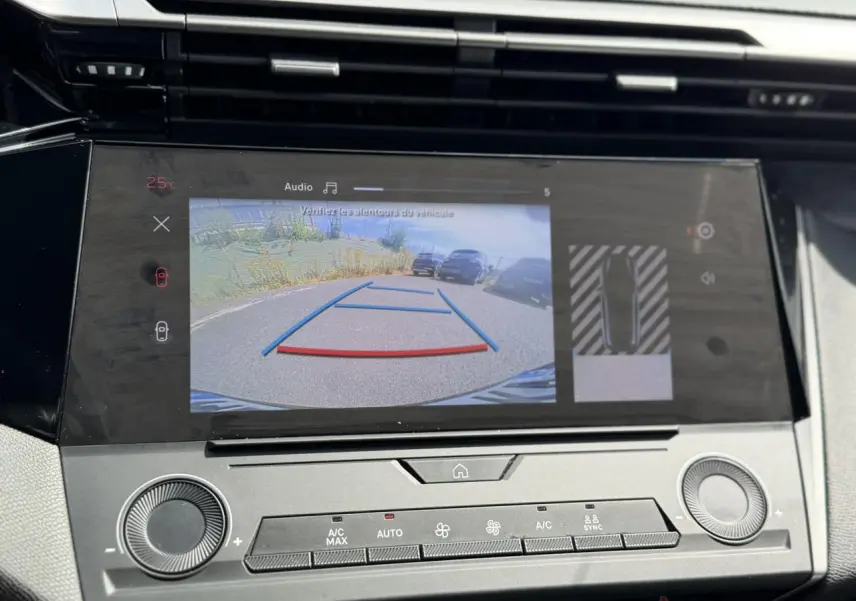 Écran tactile central de la Peugeot 308 gris Artense montrant la caméra de recul avec guidage en couleur.