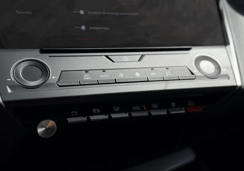Vue rapprochée de la console centrale de la Peugeot 308 2025 gris Artense, montrant les commandes de climatisation tactile.