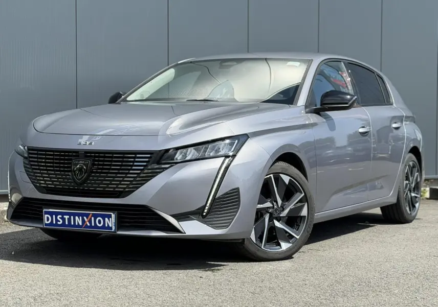 Peugeot 308 gris Artense vue 3/4 avant avec calandre noire brillante et jantes alliage 17 pouces Halong.