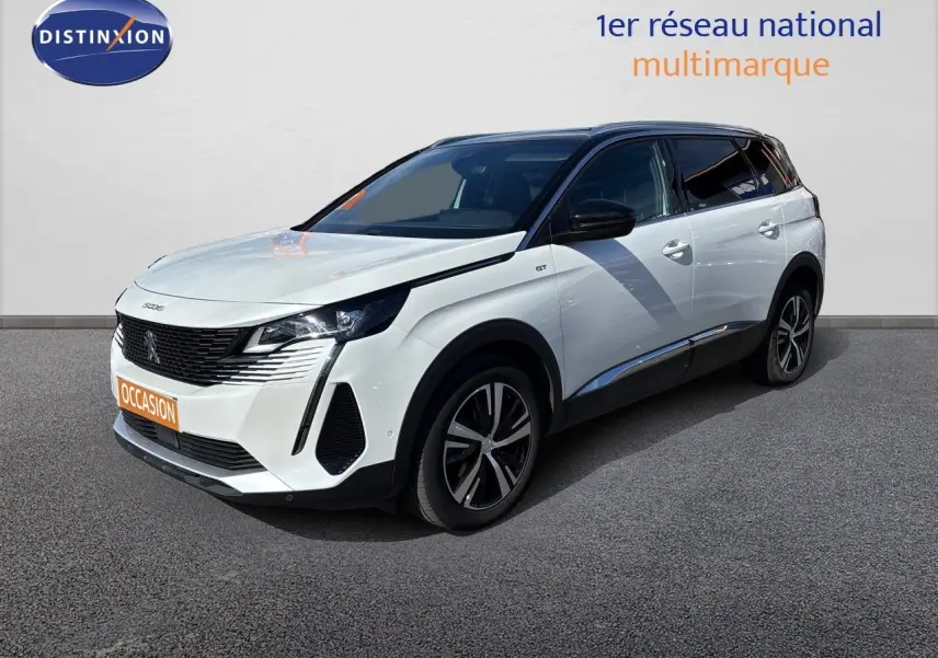 Peugeot 5008 BlueHDi 130 GT blanc nacré en 3/4 avant droit avec toit noir et jantes alliage bicolores.