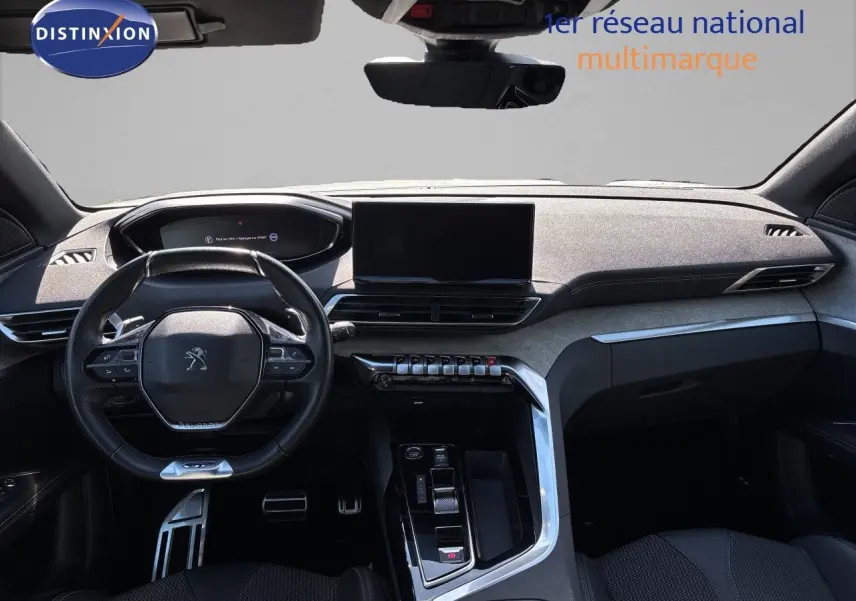 Vue intérieure avant du Peugeot 5008 GT 2023, tableau de bord moderne avec écran tactile et volant compact noir.
