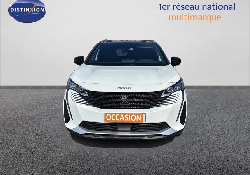 Vue avant d'un Peugeot 5008 GT blanc nacré, mettant en valeur sa calandre noire et ses phares LED distinctifs.