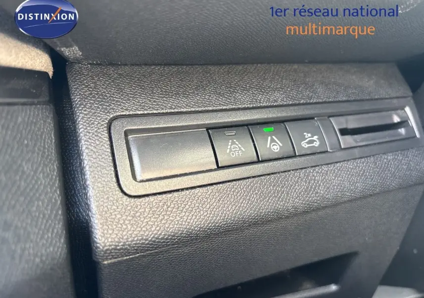 Gros plan sur les boutons de commande du tableau de bord intérieur du Peugeot 5008 blanc nacré, version 2023.