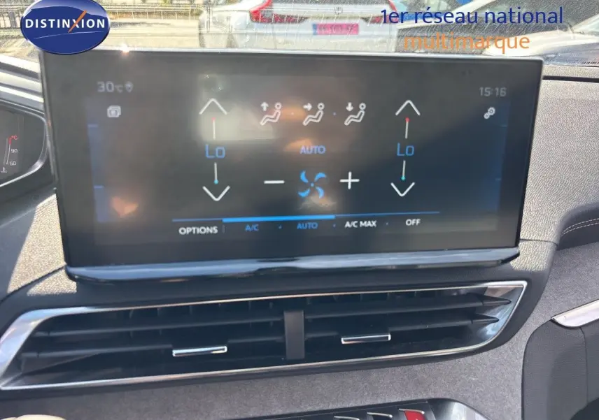 Écran tactile du système de climatisation automatique dans l’habitacle d’un Peugeot 5008 Blanc Nacré, vue intérieure avant.