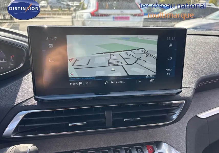Vue intérieure du tableau de bord du Peugeot 5008 GT 2023 avec écran tactile de navigation et commandes centrales modernes.