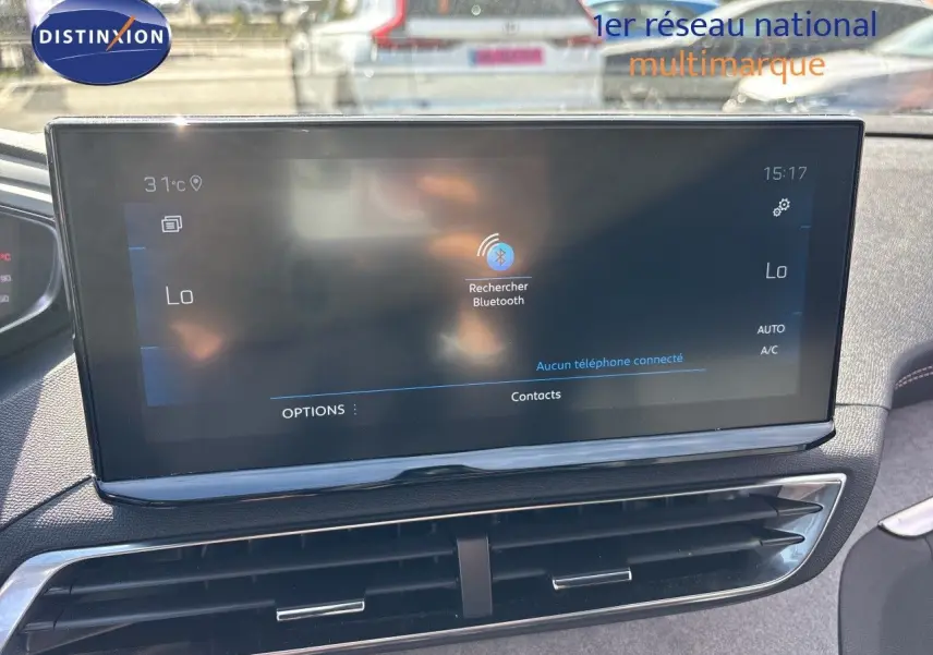 Écran tactile central du tableau de bord du Peugeot 5008 blanc nacré, affichant la recherche Bluetooth.